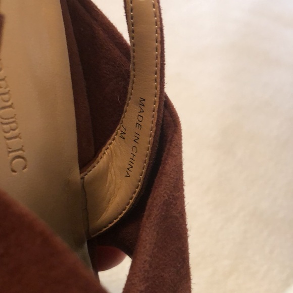 Banana Republic Suede Pump - Picture 5 of 5